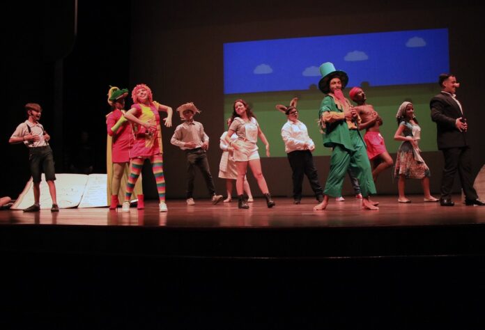 Escolas se reúnem no Teatro Vitória para projeto “Verso e Voz”
