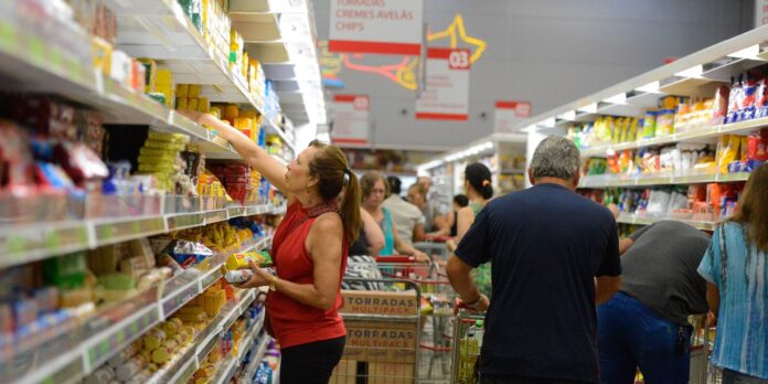 Intenção de consumo das famílias cresce pelo terceiro mês