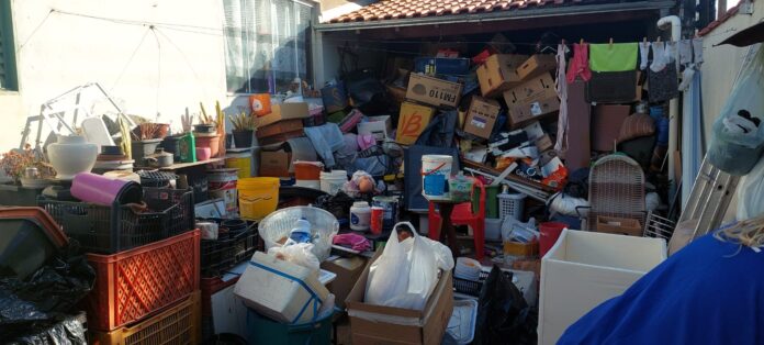 Limpeza compulsória remove dezenas de caixas com inservíveis em casa no Parque das Nações