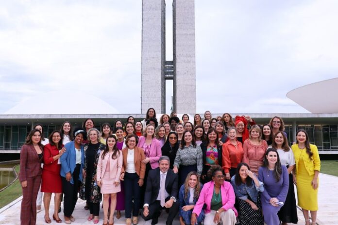 Deputadas em frente da cúpula da Câmara junto com o presidente da Casa