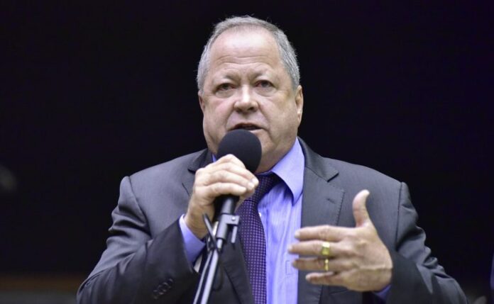 Deputado Chiquinho Brazão fala ao microfone