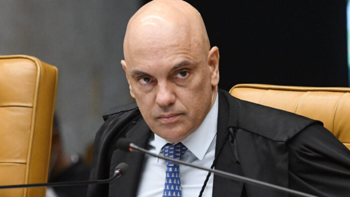 Moraes manda PF apreender celular de ex-assessor do TSE