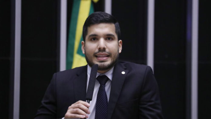 PF teria pedido ao X dados de deputado, sem ordem judicial