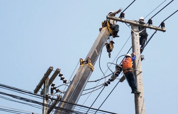 Remoção de postes suspende energia elétrica na região do Jd. Alto do Lago neste sábado (28)