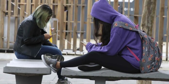 Celular em sala desafia dia a dia de professores, dizem pesquisadores