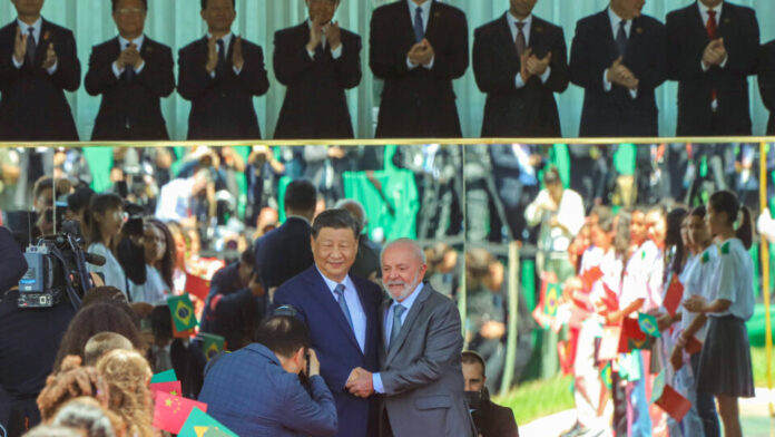 Ao lado de Jinping, Lula diz que Brasil coloca paz em 1º lugar