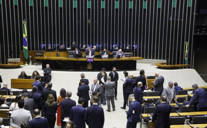 Discussão e votação de propostas legislativas.