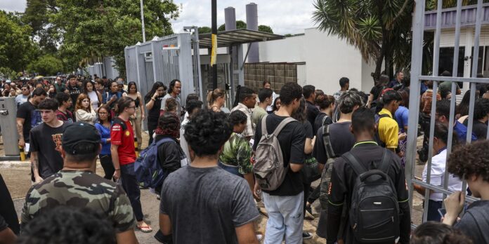 Estudantes começam a entrar nos locais de prova do Enem