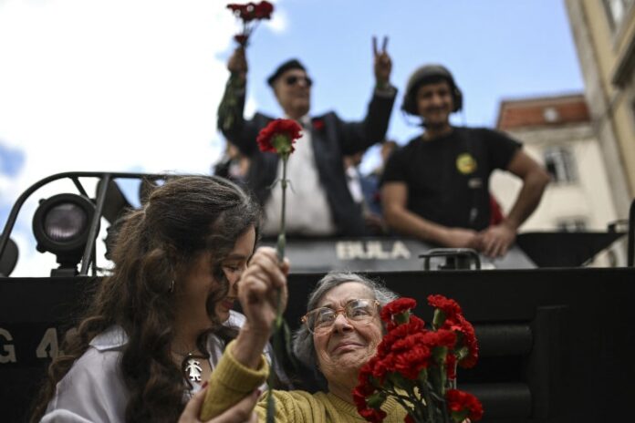 Morre a 'Dama dos Cravos', símbolo da revolução que encerrou ditadura em Portugal – Mundo – CartaCapital