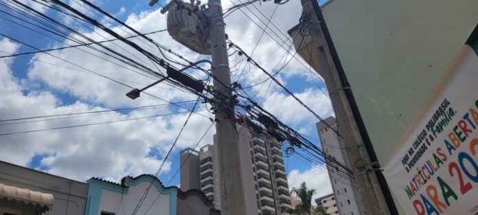 Prefeitura de Piracicaba cobra retirada de fios excedentes em postes na cidade