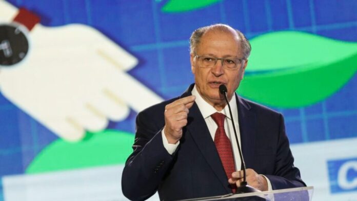 Alckmin diz que mundo está fragmentado e acordo é sinal de diálogo