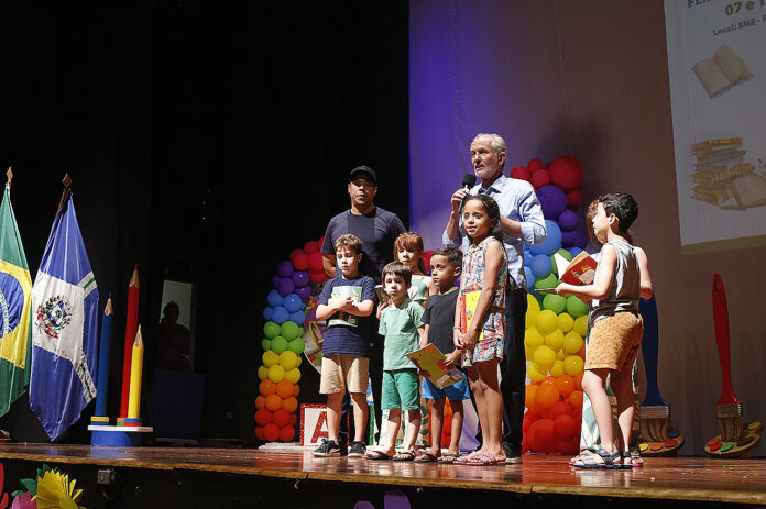 Botion participa da 1ª Feira Literária Municipal; iniciativa atende mais de 13 mil alunos