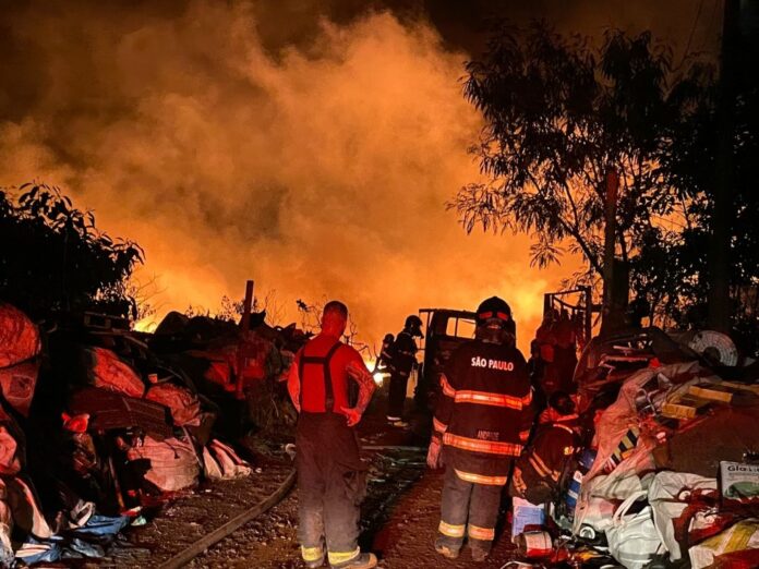 Incêndio de grandes proporções atingiu empresa de materiais recicláveis em Cordeirópolis