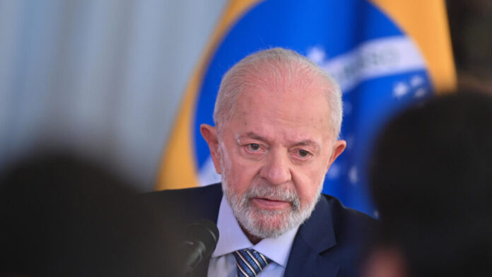 Lula assina decreto que aumenta salário mínimo para R$ 1.518