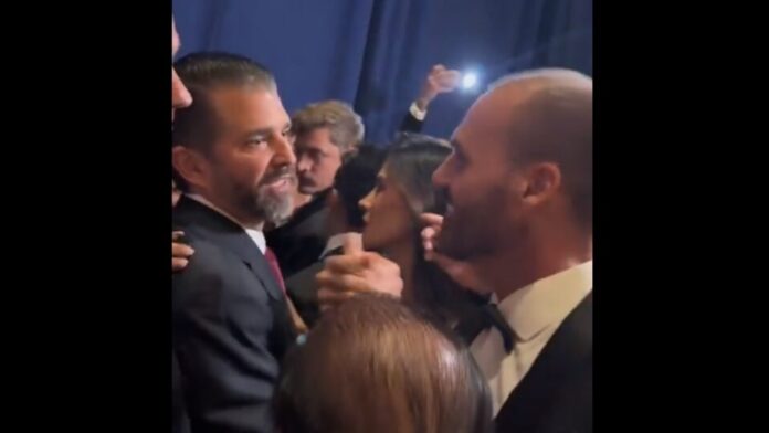 Eduardo Bolsonaro encontra filho de Trump e agradece por perguntar do pai