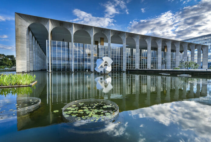 Itamaraty enfrenta ação judicial na França com dívida trabalhista