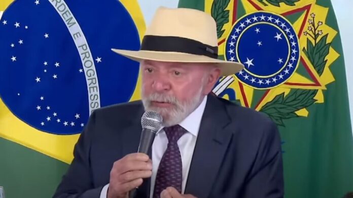 Lula critica mães que dão celular aos filhos ao sancionar lei do uso em escolas