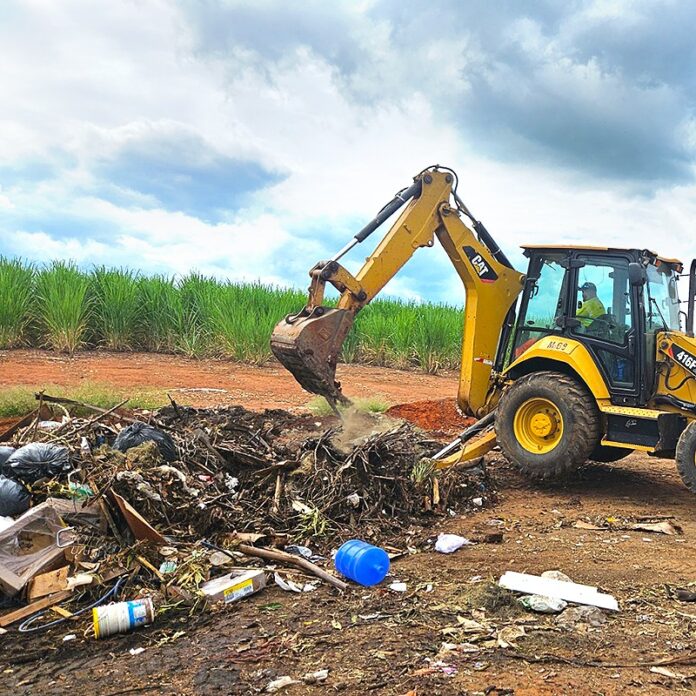 Prefeitura realiza limpeza em pontos de descarte de lixo doméstico