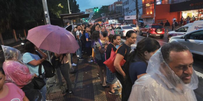 São Paulo tem ruas e estação do Metrô alagadas após fortes chuvas 