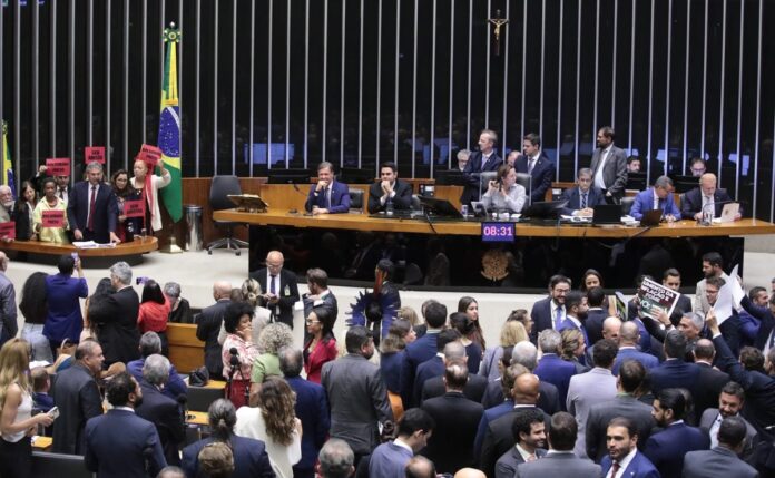 Câmara aprova punição para quem divulgar imagem de nudez gerada por IA – Política – CartaCapital