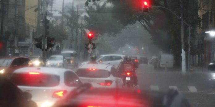 Defesa Civil alerta para chuva severa no centro e na zona leste de SP