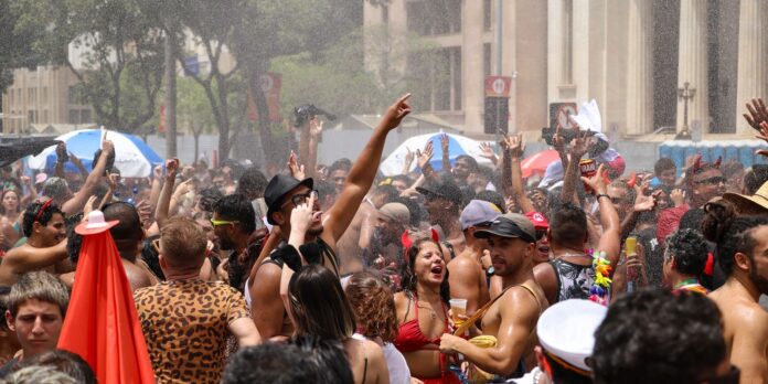 Domingo de blocos no Rio tem Fogo e Paixão e Gigantes da Lira