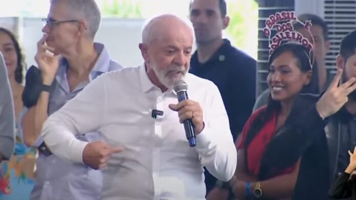 Lula diz que trocou ovo de galinha por ovo de pata e de ema em discurso no AP