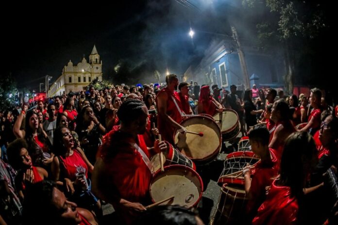 Mesmo sem valorização, samba de bumbo resiste no Carnaval de Santana de Parnaíba – Augusto Diniz