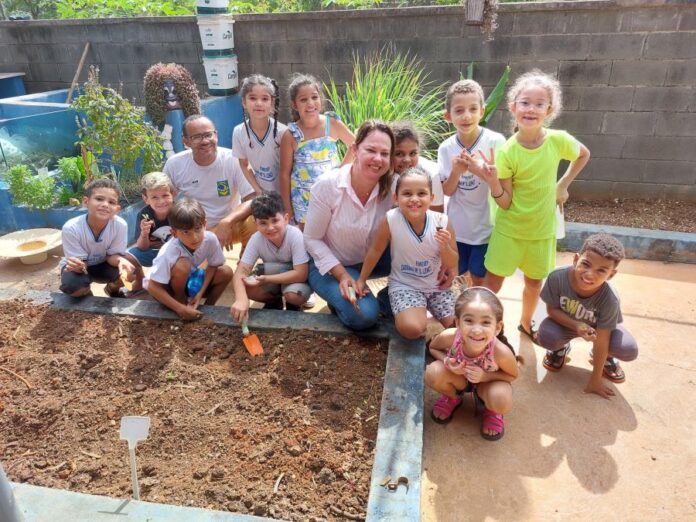 Secretária visita horta de escola no Cecap e incentiva trabalho em outras unidades