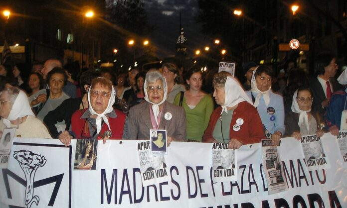 Avós da Praça de Maio encontram 140º neto roubado na ditadura argentina – CartaCapital
